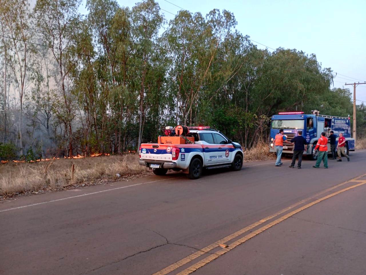 De acordo com a Defesa Civil municipal, o fogo se alastrou pelo local e, na tarde de terça-feira (1º), foi necessário o auxílio do Corpo de Bombeiros para conter as chamas. | Divulgação/Defesa Civil