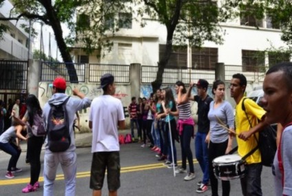 Estudantes ocupam a Escola Estadual Godofredo Furtado, em Pinheiros, São Paulo, em protesto contra a reorganização dos ciclos de ensino - Rovena Rosa/Agência Brasil