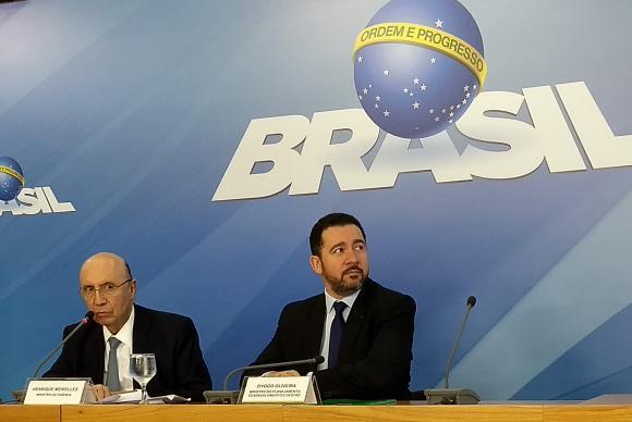 Os ministros do Planejamento, Dyogo Oliveira, e da Fazenda, Henrique Meirelles, durante entrevista coletiva no Palácio do Planalto - Valter Campanato/Agência Brasil