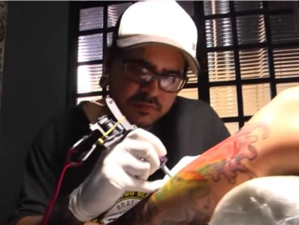 Gustavo Mendes é um dos tatuadores mais renomados em Três Lagoas - Reprodução/TVC