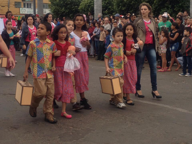 Desfile que conta com a apresentação das escolas e entidades  - Ana Cristina Santos/JP