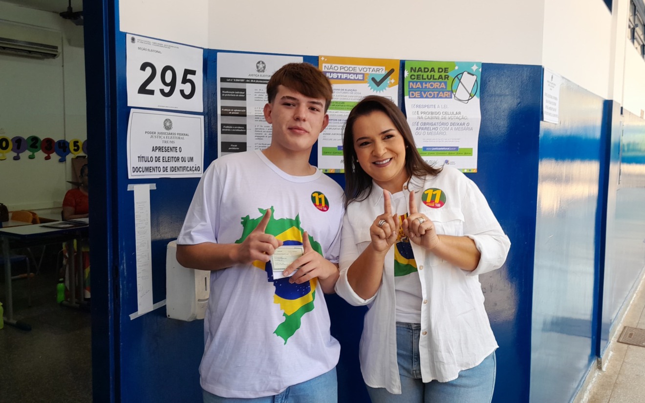 Adriane Lopes acompanhou o primeiro voto do filho mais novo, Bruno - Foto: Mateus Adriano/CBN CG