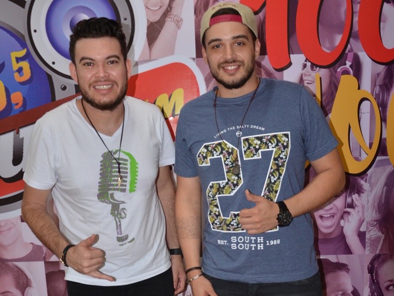 Dupla sertaneja de Birigui (SP), Luiz Henrique e Léo, já chegou nos estúdios da Cultura FM de Aparecida do Taboado - Claudio Pereira/JP