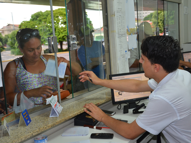 Em Três Lagoas, em uma das agências de ônibus, os agenciadores de transporte intermunicipal estão comunicando os usuários o índice de reajuste  - Cláudio Pereira/JP