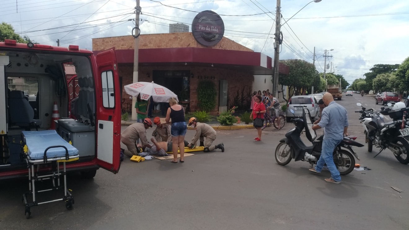 Idoso ficou caido no asfalto quente até a chegada do resgate e foi socorrido por vizinhos do local - Marcelo Marcos