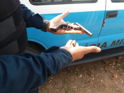 Pistola e munição apreendida com os menores - Divulgação