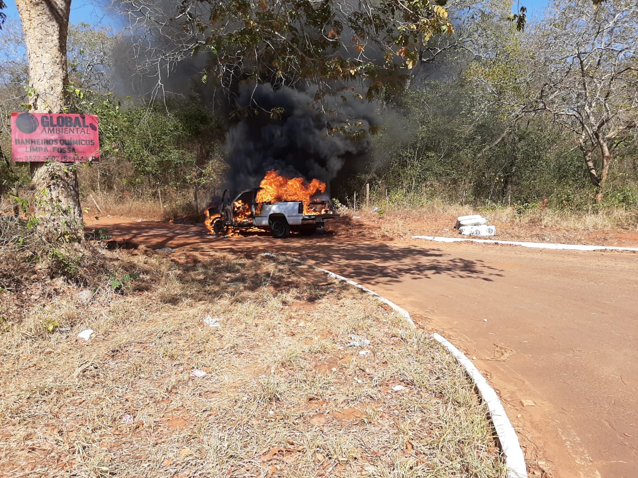 Curto circuito causa incêndio e destrói veículo na manhã deste domingo na MS 320 em Três Lagoas - Imagens cedidas/ Internauta