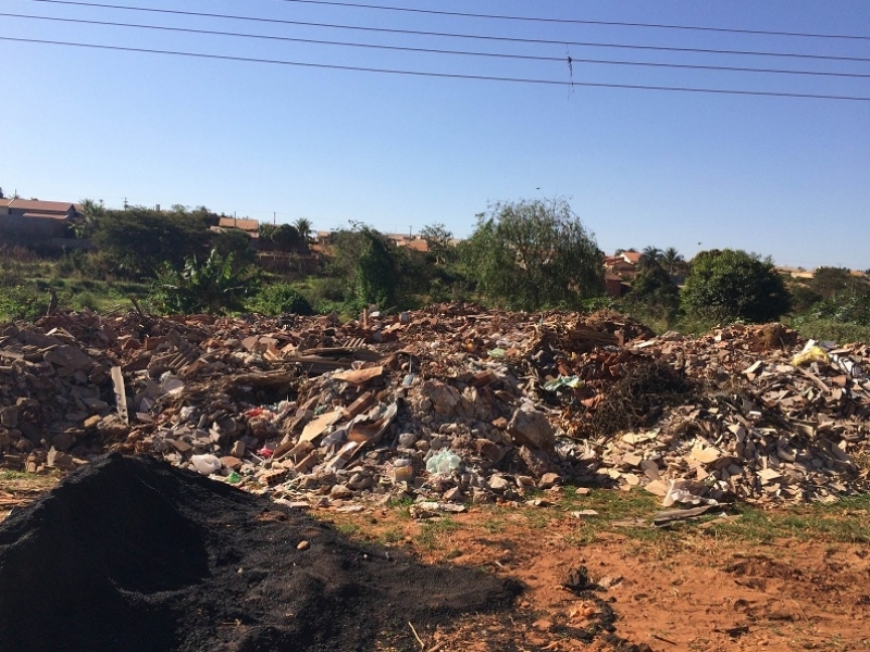 A empresa afirmou que não irá descarregar mais as caçambas naquele local - Leonardo Guimarães/JP