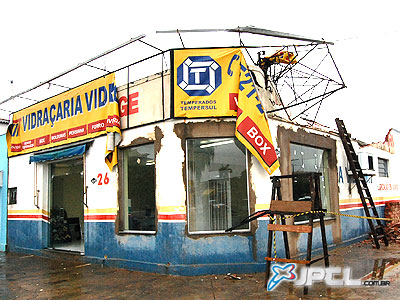 Vendaval destruiu fachadas de lojas, no Centro e bairros -