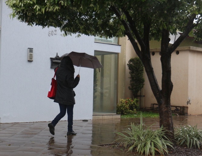 Friozinho em Três Lagoas chega acompanhado de céu cinza e chuva - Hugo Leal/JPNEWS