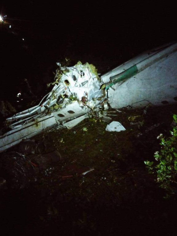 Destroços do avião, em imagem divulgada por sobrevivente, via Twitter - Reprodução/Twitter