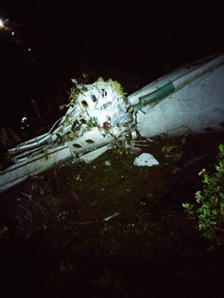 Destroços do avião, em imagem divulgada por sobrevivente, via Twitter - Reprodução/Twitter