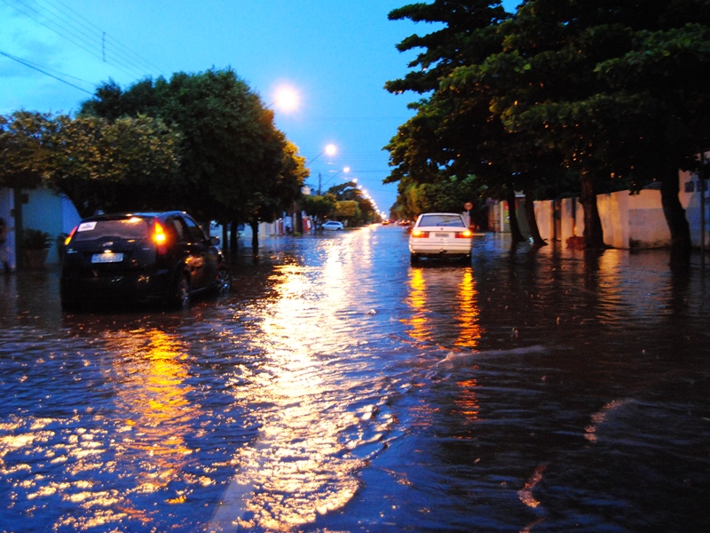 Ruas ficaram alagadas por toda a cidade - Ana Cristina Santos