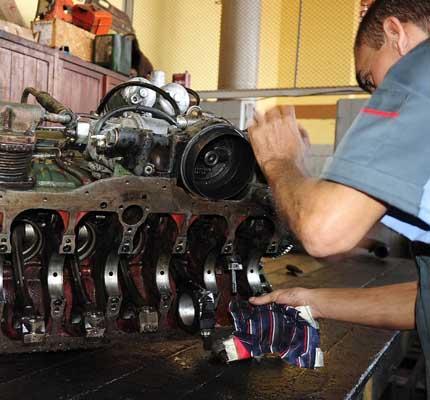 Os mecânicos foram capacitados para descartar o óleo - Os mecânicos foram capacitados para descartar o óleo -