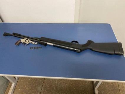 As armas de fogo, a droga e os objetos recuperados foram apreendidos - Divulgação PMMS