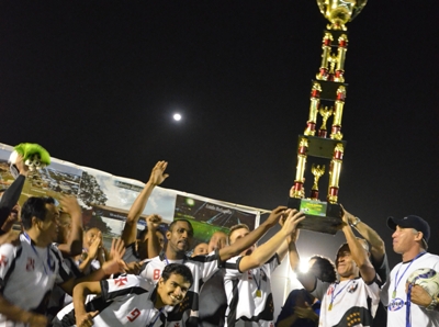 Jogadores cruz-maltinos comemoram com a taça no ?Madrugadão? -