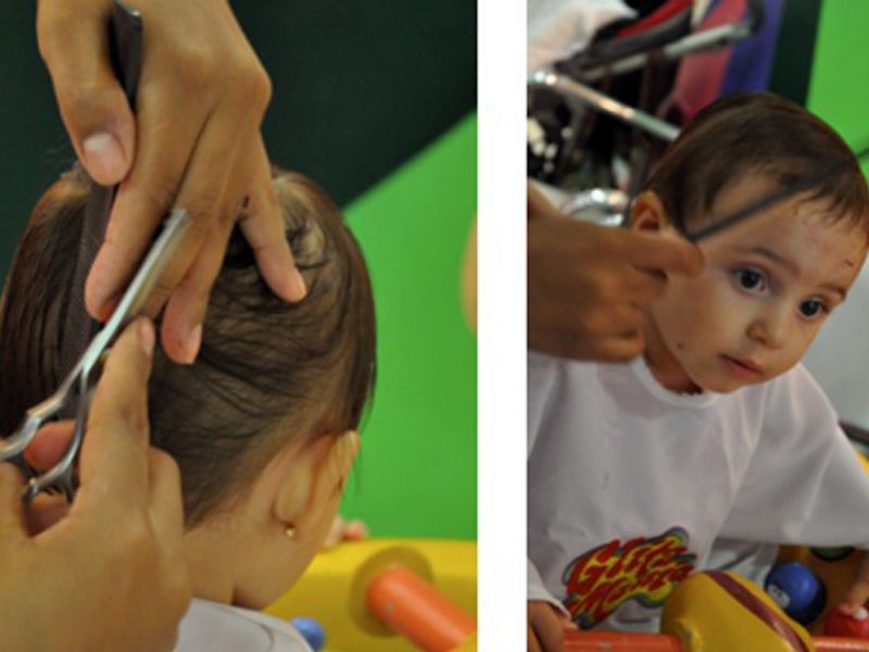 Escolher um espaço próprio para os pequenos, com elementos lúdicos, ajuda a fazer com que o primeiro corte seja motivo de alegria e não de choro - Divulgação Escolher um espaço próprio para os pequenos, com elementos lúdicos, ajuda a fazer com que o primeiro corte seja motivo de alegria e não de choro - Divulgação