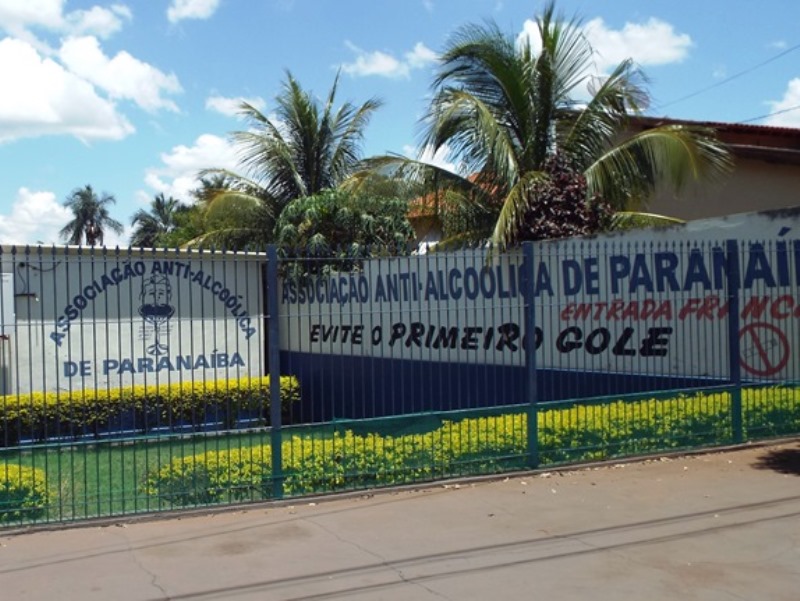 Reuniões para testemunhos de ex-dependentes do alcoolismo são realizadas às terças-feiras, na avenida Ernesto Garcia Leal, número 181 - Roberto Chamorro/JP