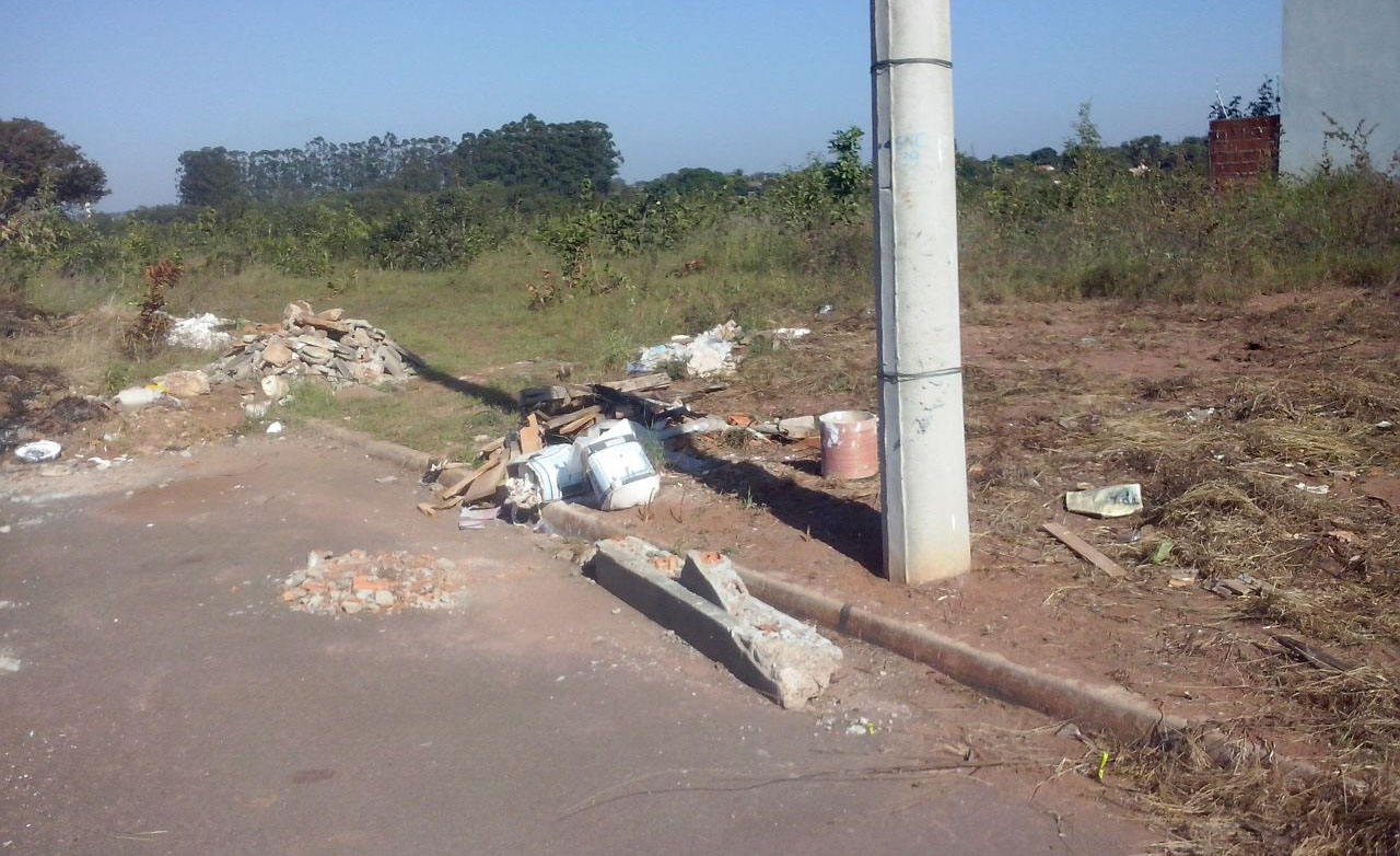 Entulhos jogados na rua K, no bairro Nova Três Lagoas - Arquivo/Pessoal