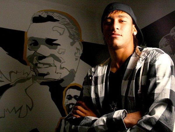 Neymar treina faltas diariamente para acertar nos jogos -