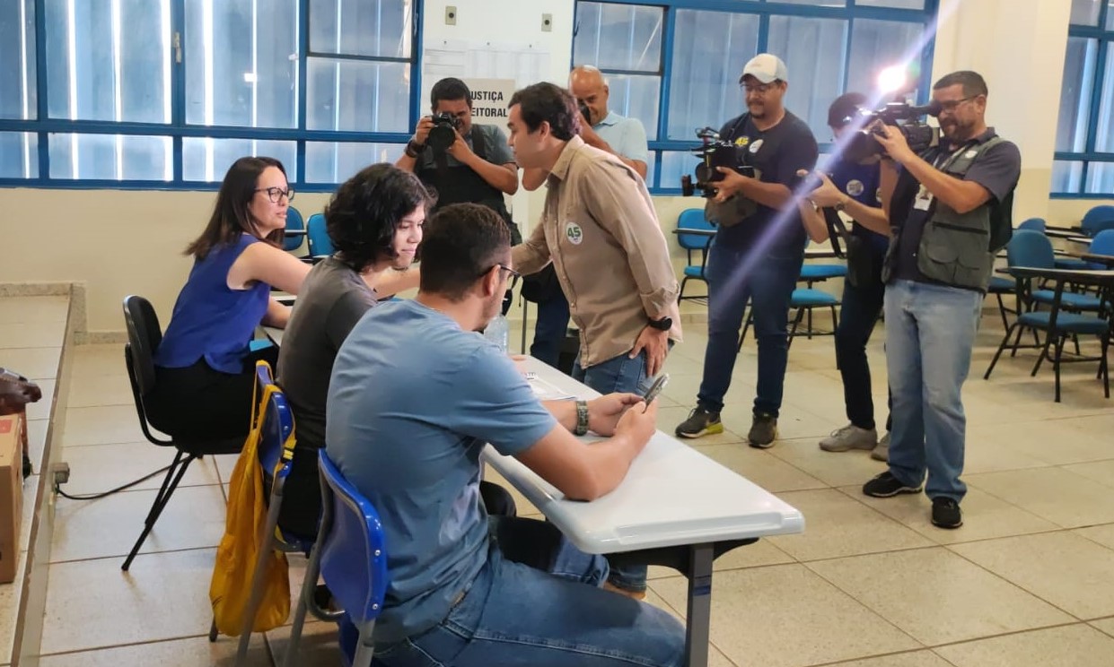 Beto Pereira votou pela manhã na unidade da Uniderp da rua Ceará.