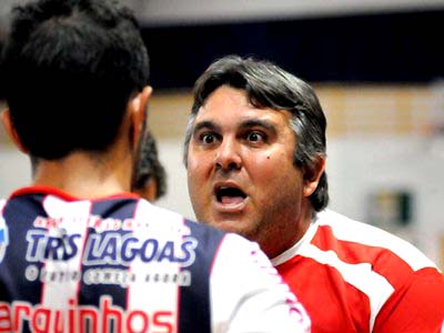 Treinador garante que demora na definição aborrece os jogadores -