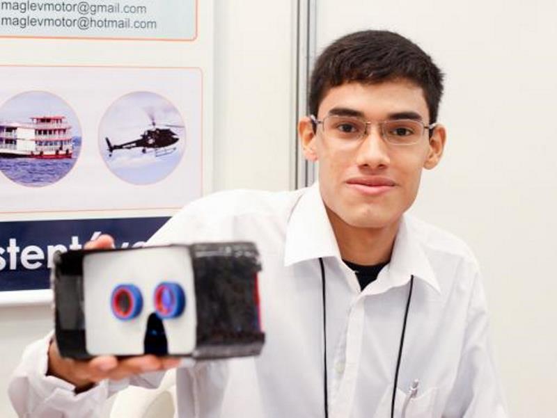 Gabriel de Oliveira está concluindo o 3º ano na Escola Estadual Benjamin Magalhães Brandão, em Manaus, e desenvolveu o óculos de realidade virtual em fibra de carbono - Lana Santos / Agência Fapeam