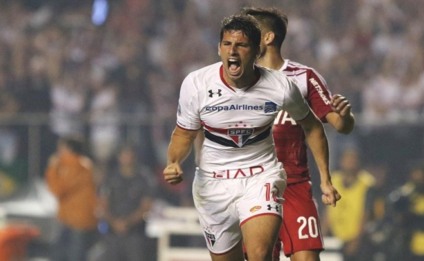 O argentino Calleri comemora o segundo gol dele sobre o River - Rubens Chiri/SPFC