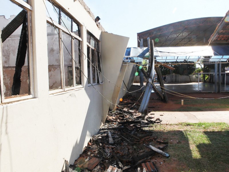 Prefeitura abre licitação para reconstrução de escola incendiada  - Elias Dias