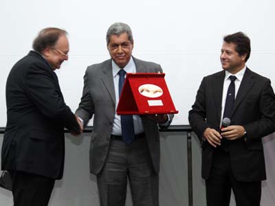 Durante seu discurso, André agradeceu a homenagem e lembrou de seus pais que imigraram para o Brasil -