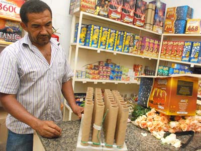 O comerciante José Claudio mostra a variedade de fogos de artifícios para as festas -