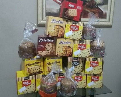 Panetones arrecadados por jovens voluntários serão entregues a famílias como gesto de carinho - Tainá Livorati/Grupo Amigos do Bem
