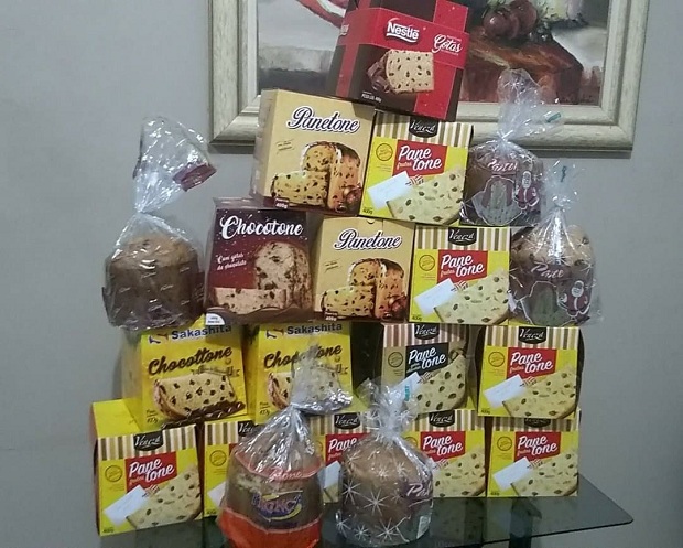 Panetones arrecadados por jovens voluntários serão entregues a famílias como gesto de carinho - Tainá Livorati/Grupo Amigos do Bem