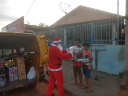 Personagem característico da época visitou famílias carentes - Talita Matsushita/JP
