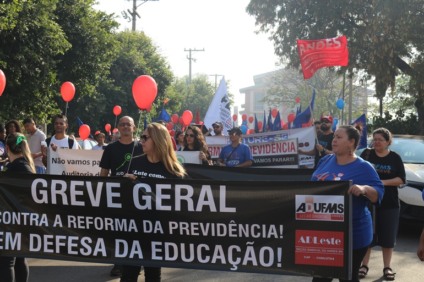 Ao menos 100 profissionais da educação pública aderiram à manifestação no centro - Danielle Leduc/JPNews