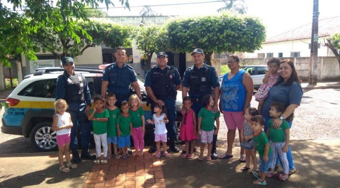 Policiais militares de Paranaíba interagem com crianças em escola - Divulgação/13°BPM