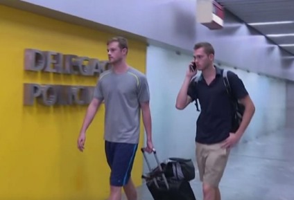 Nadadores americanos Jack Conger e Gunnar Bentz comparecem à delegacia depois de terem sido impedidos de embarcar em um voo para os Estados Unidos - Reprodução/Internet