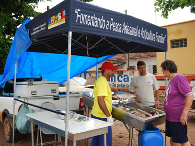 Cada kit contém uma tenda metálica desmontável, balcão, caixas térmicas, balança, faca, luvas, entre e outros dispositivos -