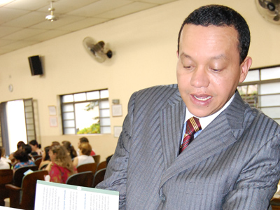 Procurador do Trabalho, Cícero Rufino Pereira, mostra a cartilha que será distribuída aos alunos -