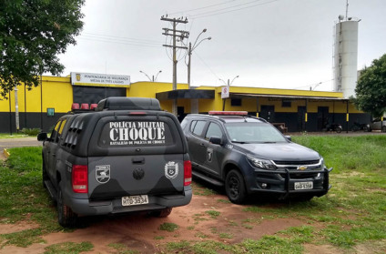'Cachaça' artesal e vários equipamentos para celular também foram encontradas nas celas - André Barbosa/JPNEWS