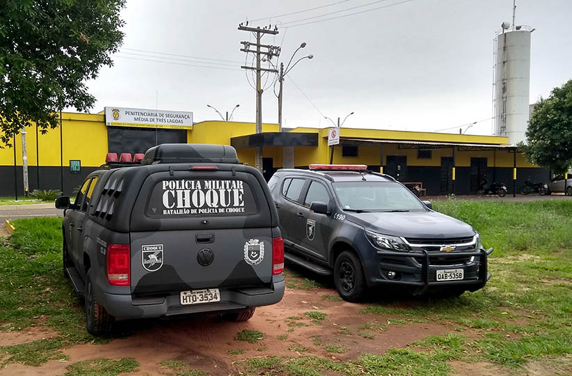 'Cachaça' artesal e vários equipamentos para celular também foram encontradas nas celas - André Barbosa/JPNEWS