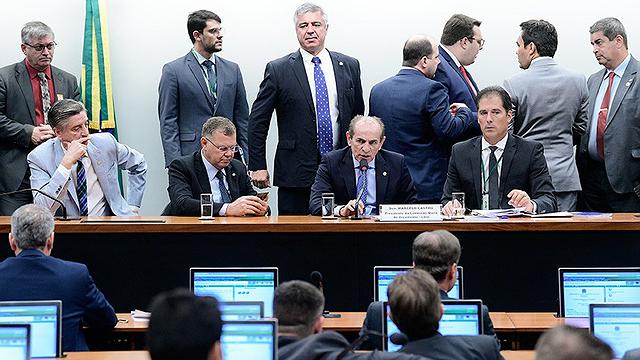 Ficou definido que, além de descontingenciar R$ 1 bilhão para a Educação, serão destinados mais R$ 1 bilhão para o Minha Casa Minha Vida - Foto: Pedro França/Agência Senado