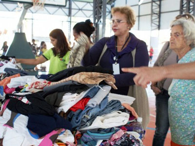 Secretária Lúcia Firmino em meio às famílias no Bazar Social -