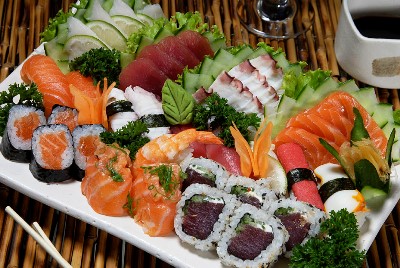 Prato de sushi e sashimi é para duas pessoas -