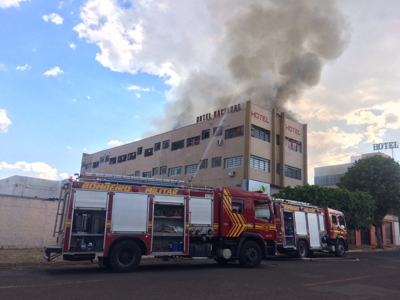 Relatos são de que o fogo iniciou no segundo andar do hotel - Erick Marques/CBN