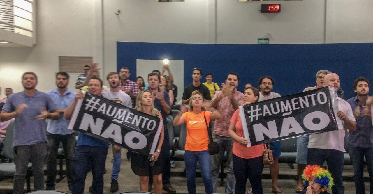 Com cartazes, palavras de ordem, manifestantes diziam "aumento não". - Erick Marques/CBN