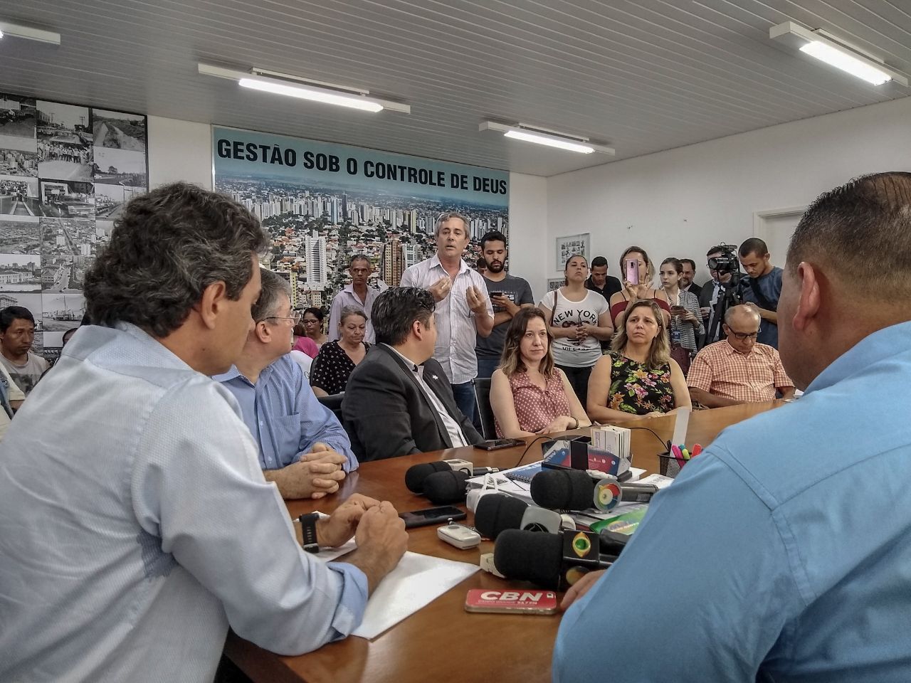 Cerca de 40 manifestantes estavam em frente à prefeitura de Campo Grande - Erick Marques/CBN