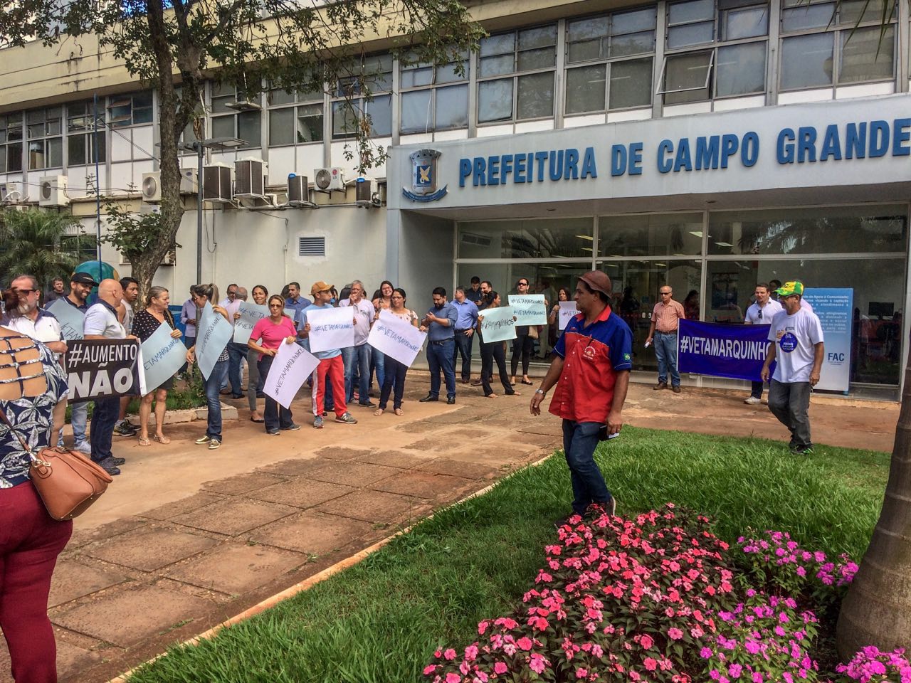 Manifestantes seguravam cartazes dizendo "aumento não!" - Erick Marques/CBN