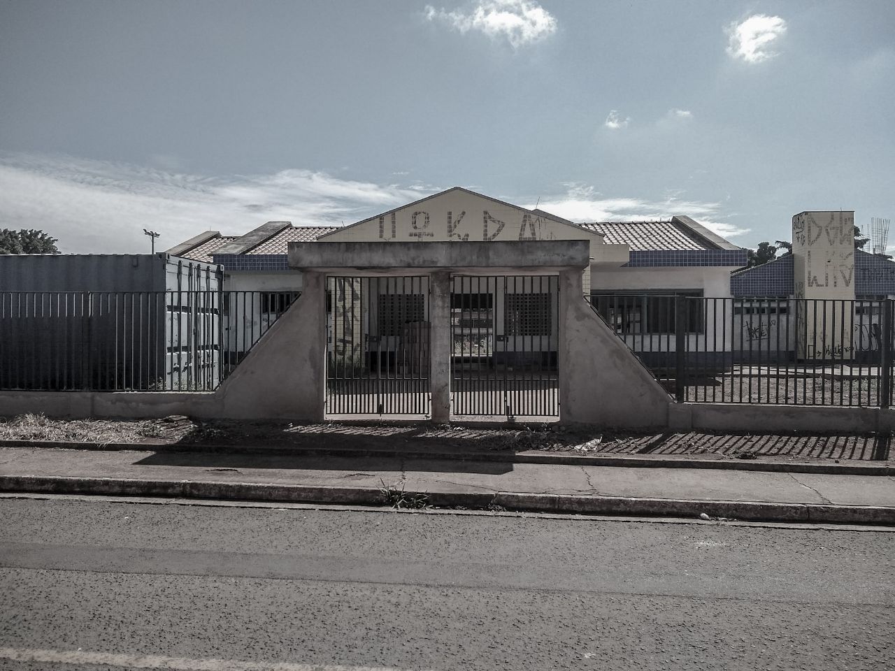 Além das obras, presidencia do bairro denúncia falta de limpeza da via pública do bairro Zé Pereira.