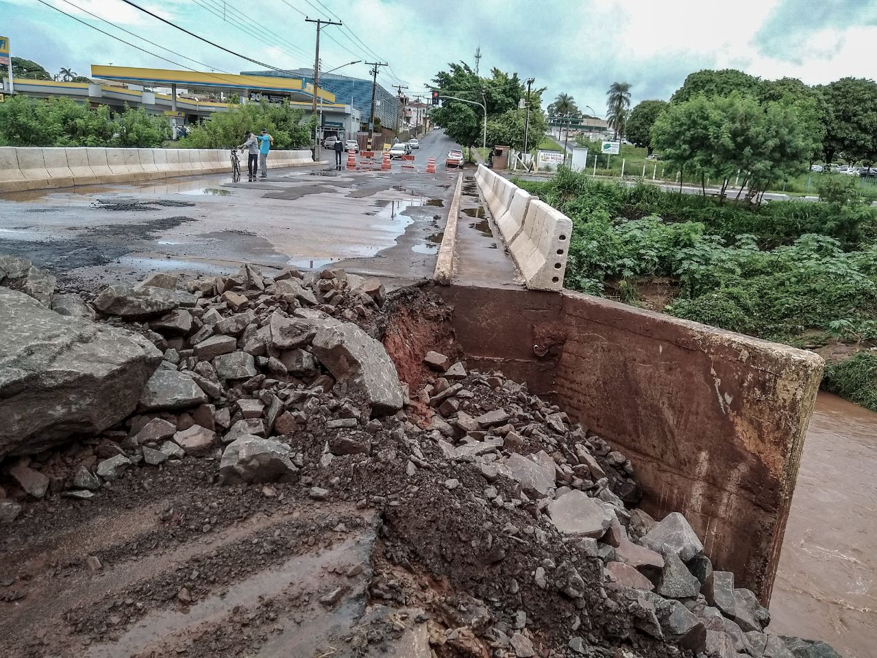 Morador afirma que buraco em ponte não é o único problema da região